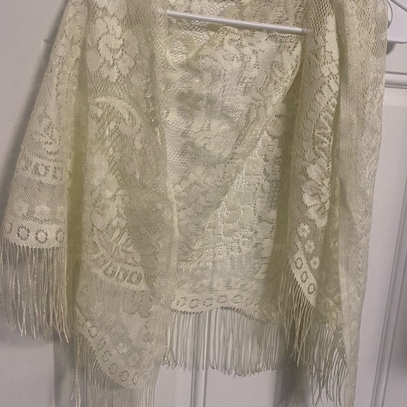 LACE TRIANGULAR FRINGED SHAWL - Picture 1 of 3